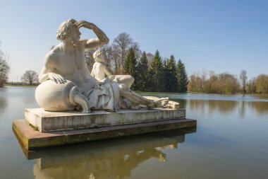 Gölde güzel bir heykel manzarası