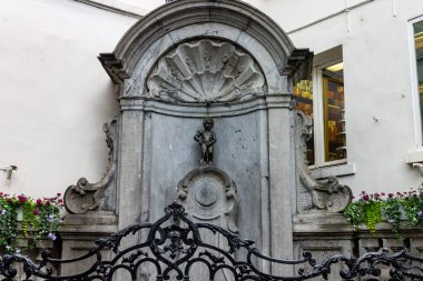 Brüksel, Belçika 'da işeyen bir erkek heykeliyle Manneken Pi çeşmesine güzel bir atış.