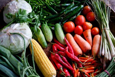 Yeşil, domates, salatalık, lahana, havuç, nasır ve kırmızı biber manzarası.