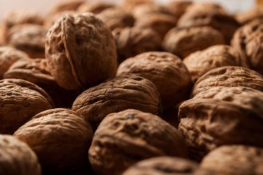 Ceviz kabuklarının yakın plan çekimi.