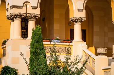 Bir binanın dış cephesinin mimari detaylarının görünümü