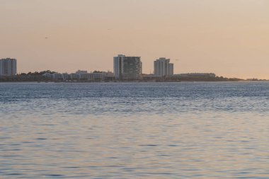 Portekiz 'in Setubal şehrinde günbatımında Troia Yarımadası ve okyanus manzarası