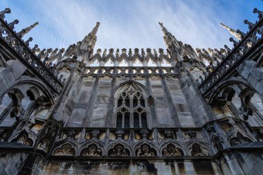 İtalya 'daki Milan Katedrali' nin çatısındaki mermer kule ve heykellerin detayları.
