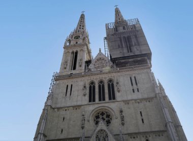 Hırvatistan 'ın Zagreb katedralinin mavi güneşli gökyüzü ile düşük açılı bir görüntüsü