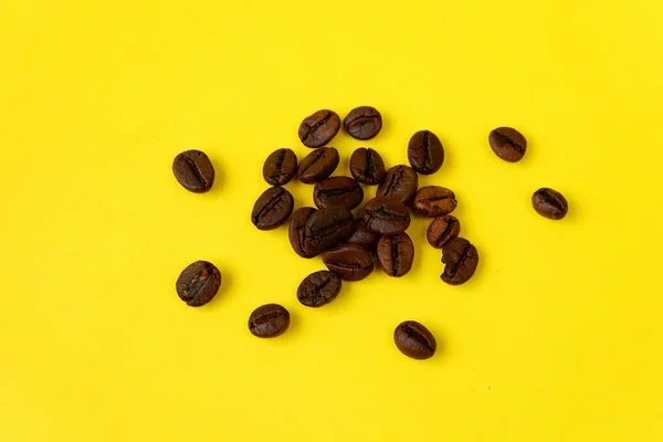 Verse Koffiebonen Geïsoleerd Een Gele Achtergrond — Stockfoto