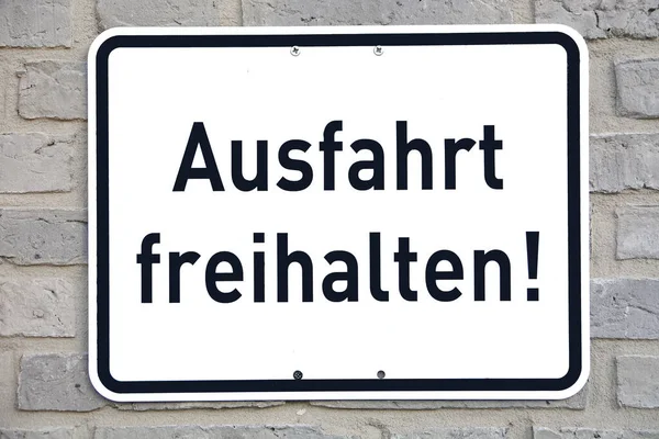 Ein Weißes Schild Einer Ziegelwand Mit Der Aufschrift Ausfahrt Freihalten — Stockfoto