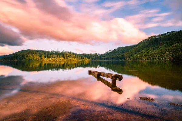 Een Betoverend Uitzicht Een Rustig Meer Omringd Door Bomen Lake — Stockfoto