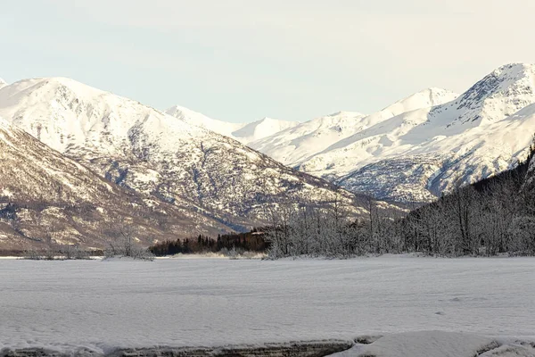 Uma Vista Panorâmica Das Montanhas Contra Campo Coberto Neve Longo — Fotografia de Stock