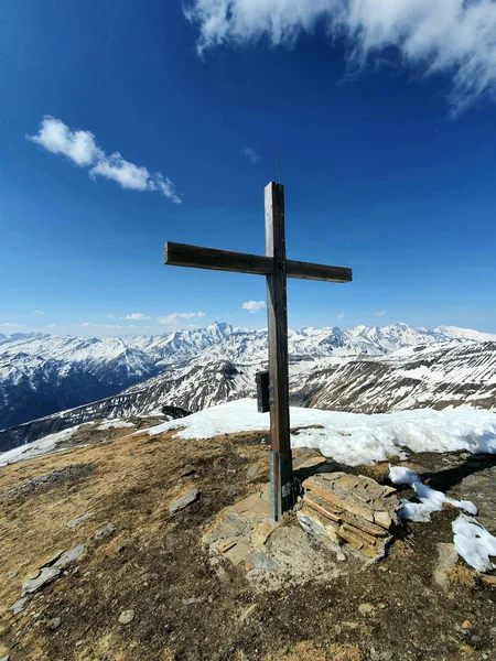 Sebuah Gambar Vertikal Dari Kayu Salib Dekat Pegunungan Musim Dingin — Stok Foto