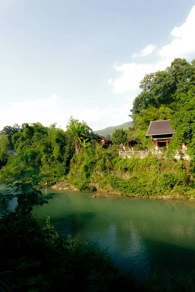 中国貴州省Langdeミャオ族少数民族の村で美しい晴れた日に川による古い伝統的な家の美しいショット — ストック写真