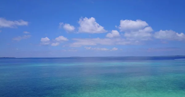 Uma Bela Vista Mar Calmo Sob Céu Limpo Dia Ensolarado — Fotografia de Stock