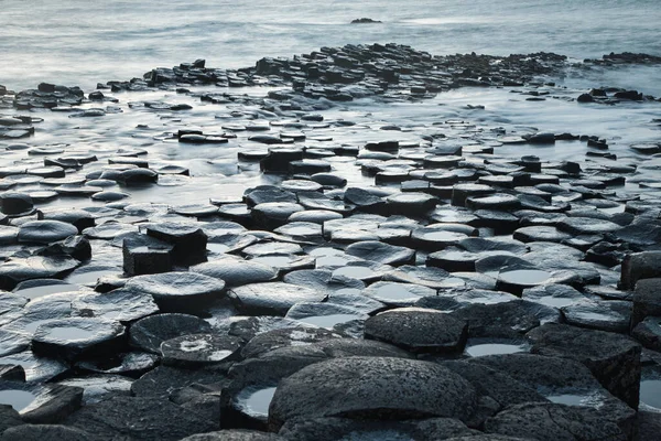 Zbliżenie Wodę Myjącą Bazaltowe Skały Giants Causeway Irlandii Północnej — Zdjęcie stockowe