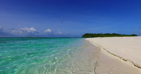 Uma Bela Vista Costa Uma Ilha Tropical Fundo Céu Azul — Fotografia de Stock