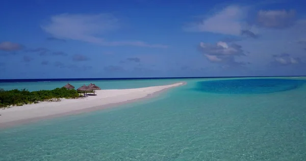 Een Luchtfoto Van Een Klein Eiland Met Bomen Midden Oceaan — Stockfoto