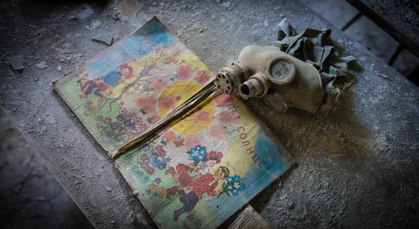 Libro Scolastico Una Maschera Antigas Una Scrivania Intemperie Pripyat Chernobyl — Foto Stock