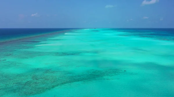 Eine Schöne Aufnahme Des Klaren Türkisfarbenen Wassers Des Ozeans — Stockfoto