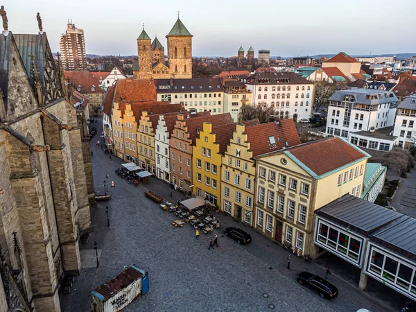 St. Peter Katedrali 'nin arka planında Osnabruck şehir manzarasının hava görüntüsü..