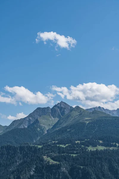 Uma Foto Vertical Montanhas Natureza Falera Surselva Suíça — Fotografia de Stock