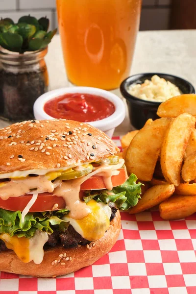 Primo Piano Verticale Gustoso Cheeseburger Con Patatine Fritte Ketchup — Foto Stock