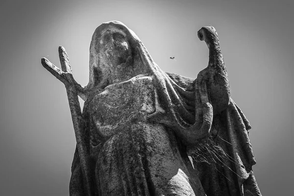 Une Vue Angle Bas Une Sculpture Femme Avec Une Lumière — Photo