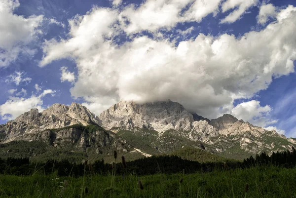 Eine Malerische Aufnahme Von Steinernen Hohen Bergen Vor Der Wiese — Stockfoto