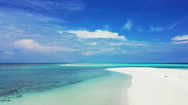 Eine Schöne Aufnahme Von Türkisfarbenem Meer Und Weißem Strand Unter — Stockfoto