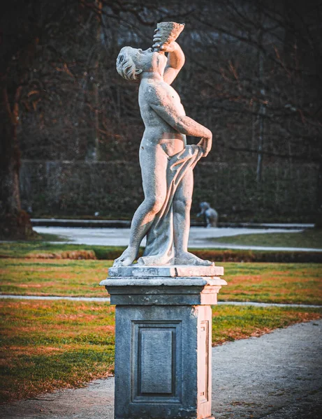 Een Verticale Opname Van Een Prachtig Beeld Bij Kasteel Hellbrunn — Stockfoto