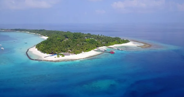 アジアの熱帯の木々に囲まれた海岸線の魅惑的な景色 — ストック写真