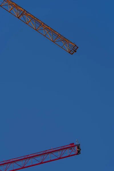Mavi Gökyüzüne Karşı Iki Kırmızı Yapının Dikey Düşük Açılı Görüntüsü — Stok fotoğraf