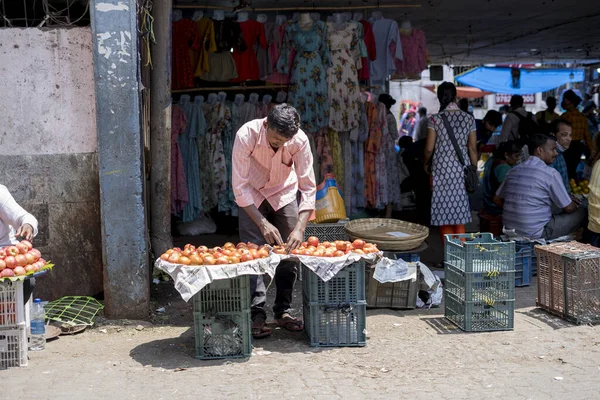 Street Shot Black Indian Man Selling Pomegranates Dadar Mumbai Maharashtra — Stock Photo, Image