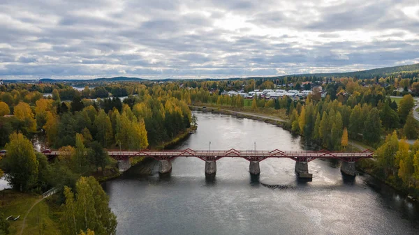 スウェーデンのスケルトン茶のLejonstromsbron木製の橋の空中ビューは スケルトン川を横断 — ストック写真