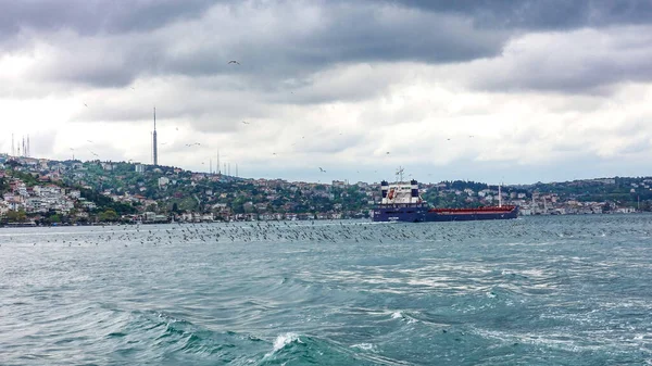 在博斯普鲁斯海峡中的大船和身后的城市景观的风景 — 图库照片