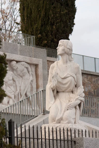 スペインのトレドで女性像の垂直閉鎖ショット — ストック写真