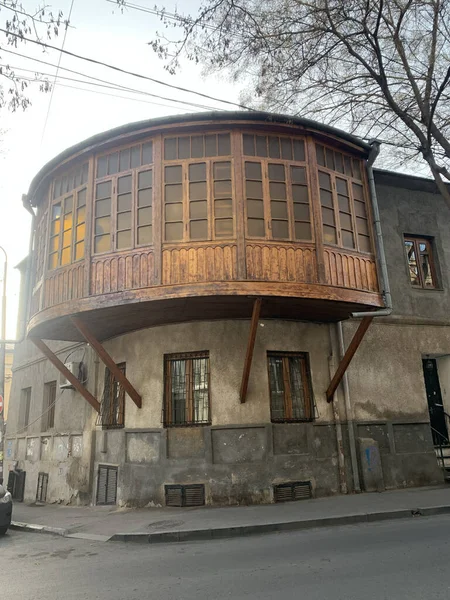 Een Verticaal Schot Van Een Oud Gebouw Tbilisi Georgia — Stockfoto