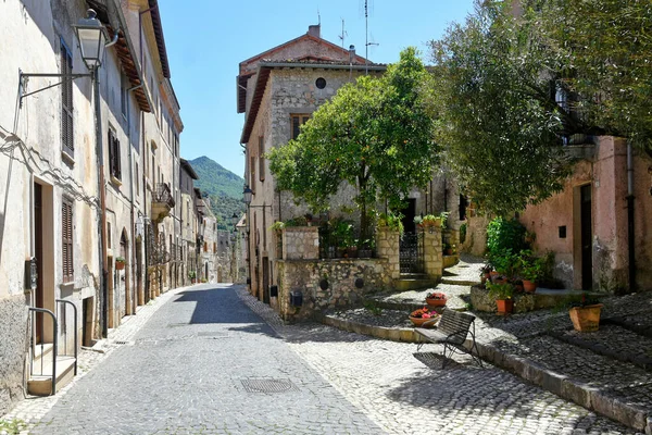 意大利中部历史名城塞尔莫内塔的一条狭窄的风景街 — 图库照片