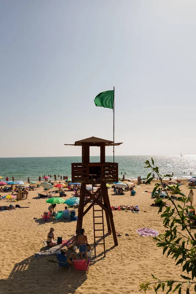 Vertical Shot Wooden Lifeguard Post Green Flag Crowded Beach Summer — Stock Photo, Image