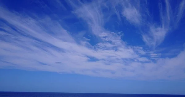 Uma Vista Panorâmica Céu Azul Com Nuvens Suaves Nas Maldivas — Fotografia de Stock