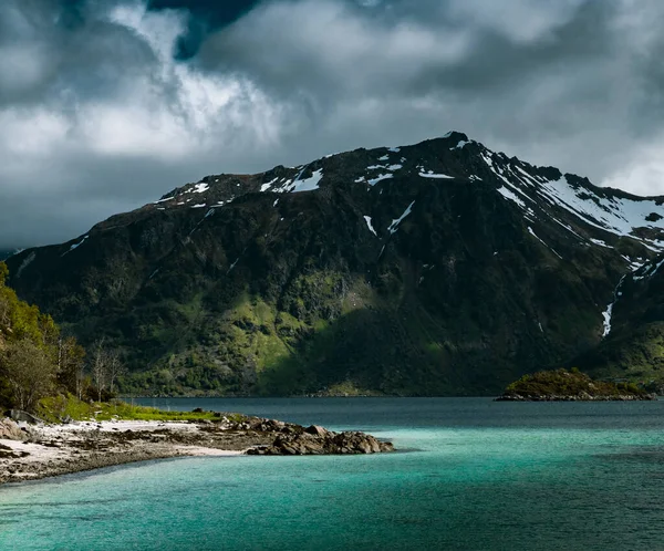 位于挪威罗浮敦的海滨山脉和多云的天空下宁静的海景 — 图库照片