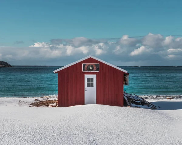 Närbild Ett Rött Trähus Stranden Med Snö — Stockfoto