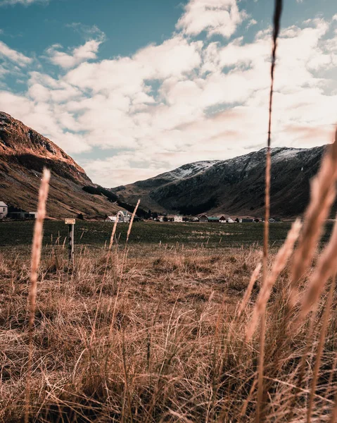 Vertical View Houses Valley Yellow Grass Foreground — Stock Photo, Image