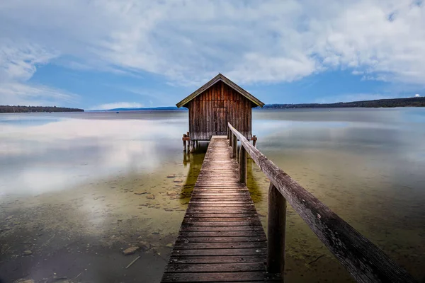 Gammal Båthus Vid Sjön Ammersee Bayern Tyskland Mot Molnig Himmel — Stockfoto