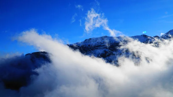 Krásný Výhled Horu Pokrytou Mraky — Stock fotografie