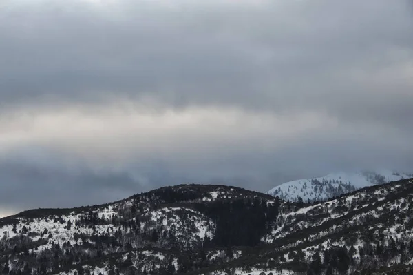 曇り空の下での雪の山の美しい景色 — ストック写真