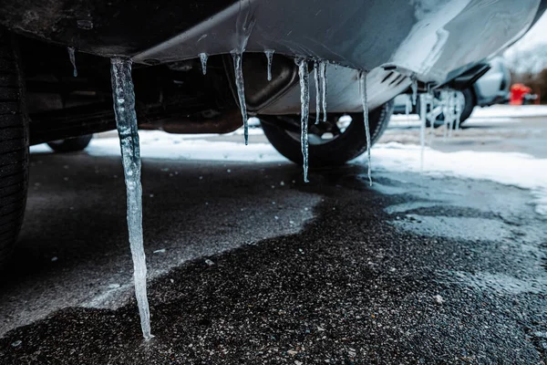 Eine Nahaufnahme Von Eisstücken Auf Dem Hinteren Teil Des Autos — Stockfoto