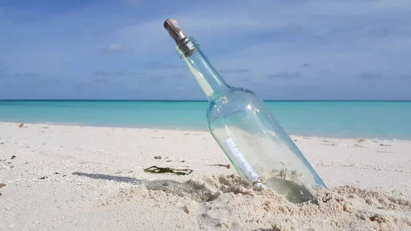 Una Bottiglia Con Messaggio Sulla Spiaggia Sabbia — Foto Stock