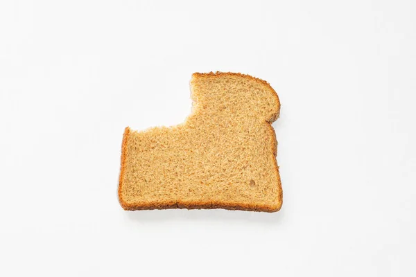 Detailní Záběr Napůl Snědeného Toastu Izolovaného Bílém Pozadí — Stock fotografie