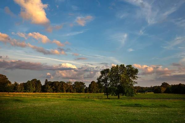 Vacker Landsbygd Den Molniga Solnedgången Himlen — Stockfoto