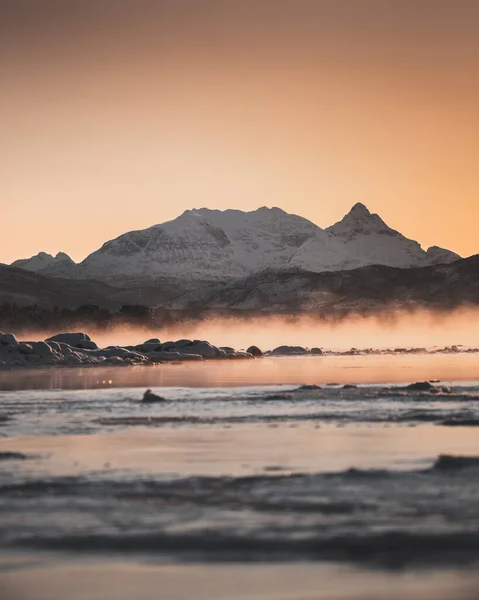 Naturskön Solnedgång Utsikt Över Snöiga Berg Och Havsvatten Senja Norge — Stockfoto