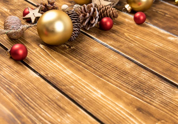 Número Bolas Natal Plástico Pinhas Para Decorações Uma Mesa Madeira — Fotografia de Stock