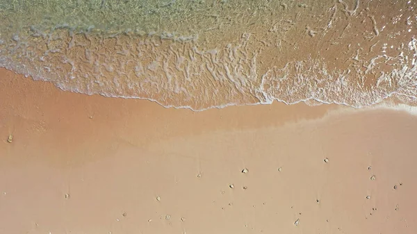 Uma Vista Aérea Ondas Suaves Oceano Com Espuma Uma Praia — Fotografia de Stock